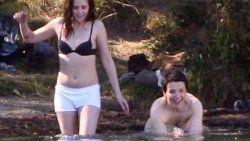 Kristen Stewart iç çamaşırlarıyla göle girdi