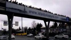 Sefaköy metrobüs durağında yaya trafiği