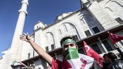 İstanbul'da on binlerce kişi Kudüs için Fatih Camii'nde