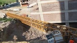 İzmir’de kule vinç devrildi: 1 yaralı