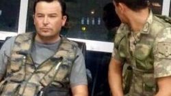 Darbeci askerler kulede fotoğraf çektirdi