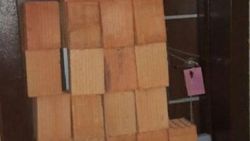 Mühürlenen işyerinin kapısına duvar örüp kumar oynadılar