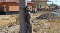 Kurdu öldürüp direğe astılar