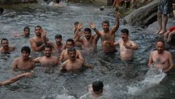 Hakkari'de serinlemek isteyenler derelere akın etti