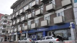 Kütahya'da 5 katlı otelin çatı duvarı yıkıldı