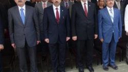 Dekan Yener Yörük açılışa sandaletle geldi