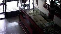 Kuyumcunun Cuma nöbeti soygunu önledi - İzle