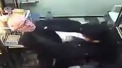 Hırsıza direnen yaşlı kuyumcu