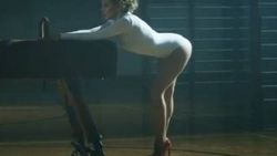 Kylie Minogue yeni klibiyle yürek hoplattı İZLE