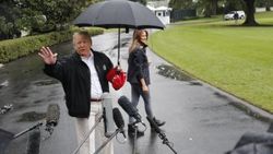 Trump, Melania'yı şemsiyenin altına almadı