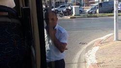Otobüs şoförü kırmızı ışıkta sigara içti