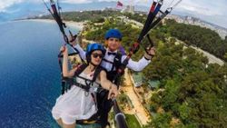 Gelin ve damat mutluluğa uçtu