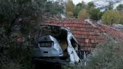 El freni çekilmeden park edilen minibüs uçuruma düştü
