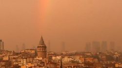 İstanbul'da gökkuşağı eşliğinde gün batımı