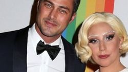 Lady Gaga nişanlandı