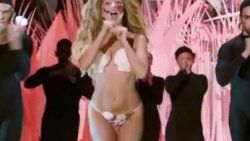 Lady Gaga MTV gecesinde tanga giydi - İzle