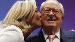 Le Pen'in kızı babasının üyeliğini askıya aldı