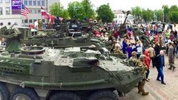 Letonya’da ABD askerleri protesto edildi