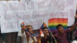 LGBT yürüyüşünde çirkin pankart