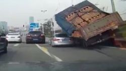 Tuğla yüklü kamyonun otomobilin üzerine devrilme anı