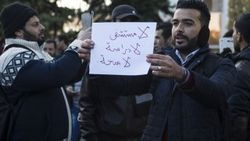 Öğrenciler Libya'nın Ankara Büyükelçiliği'ni bastı