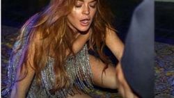 Lindsay Lohan yere düştü