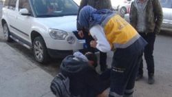 Kars’ta başına buz kütlesi düşen liseli yaralandı