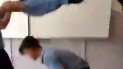 Liseliler arkadaşını kullanarak ip atladı