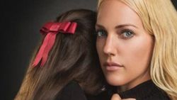 Meryem Uzerli çocuklar için poz vedi