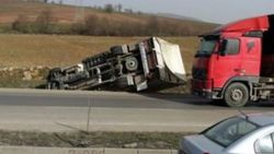 Bursa'da kuvvetli lodos TIR'ları devirdi
