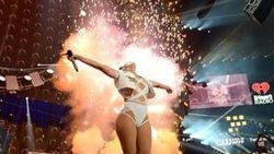 Jennifer Lopez dekoltede sınır tanımadı