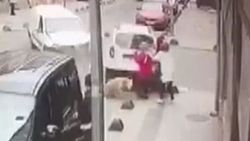 Kaza yapan otomobil kadınların üzerine savruldu