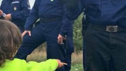 Suriyeli çocuktan Macar polisine bisküvi