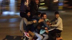 Konya'da elektrikli bisiklete 7 kişi bindiler