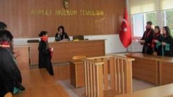Mahkemede avukat ve hakim arasında oturma tartışması