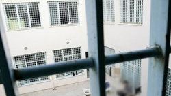 Almanya'da mahkum görevliyi 10 saat rehin aldı