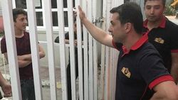 Okul bahçesindeki çocuklar kapı kilitlenince mahsur kaldı