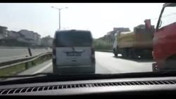 İstanbul trafiğinde makas atan genç İZLE