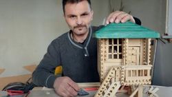 Maket evler yaparak hastalığına meydan okuyor