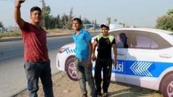 Maket trafik aracıyla selfie