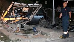 Otomobil otobüs durağına daldı: 1 ölü 2 yaralı