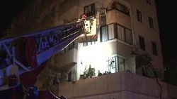 7 katlı binanın girişi çöktü: 40 kişi mahsur kaldı
