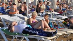 Antalya'da sahiller tatilcilerle doldu