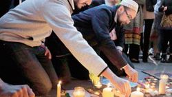 Müslümanlar Manchester'da ölenler için dua etti