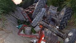 Manisa'da iki traktör devrildi: 19 yaralı