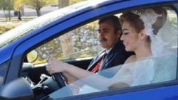 Gelinliğiyle direksiyon sınavına girdi