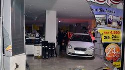 Kahramanmaraş'ta otomobil mağazaya daldı