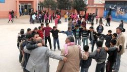 Mardin'deki okulda Mozartlı, Şivan Perwerli teneffüs