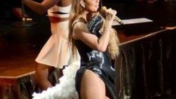 Mariah Carey'nin derin yırtmaçlı elbisesi