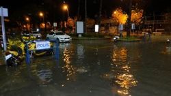 Marmaris'te sağanak yağış su baskınına neden oldu